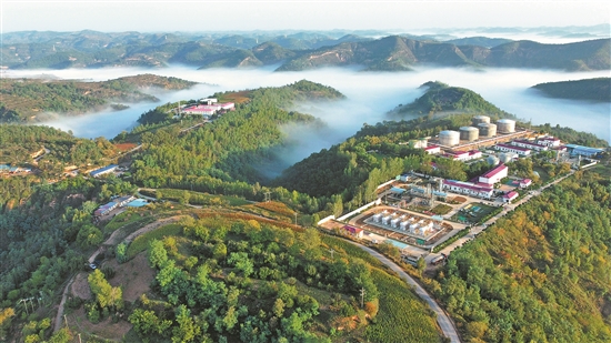 長慶油田牢記囑托，勇當保障國家能源安全的排頭兵。圖為長慶油田采油一廠伴生氣綜合利用大隊杏河集輸站鳥瞰。成錦 攝.jpg