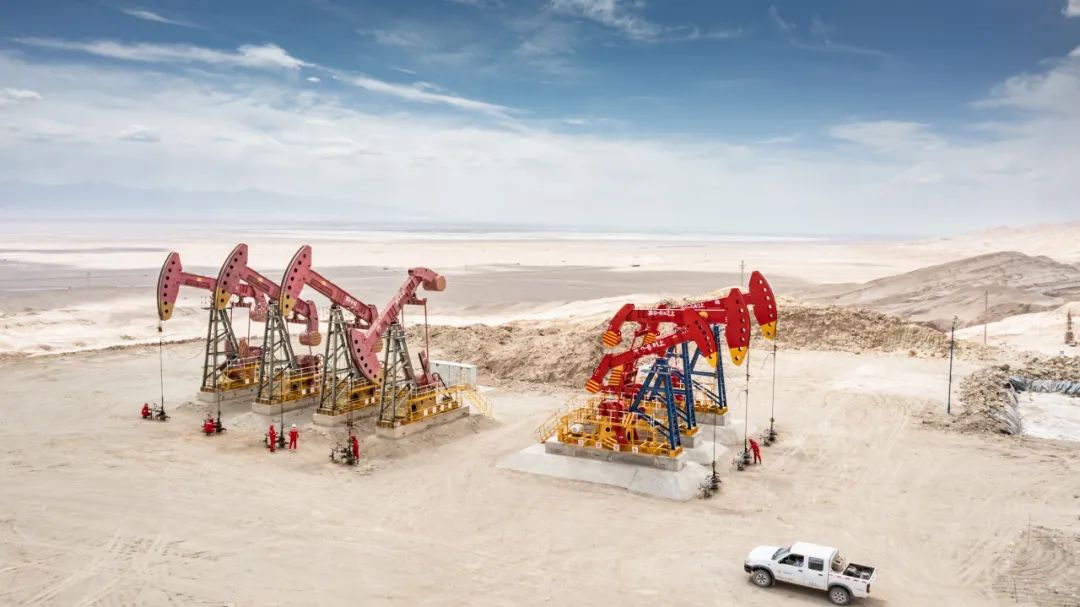 青海油田采油五廠英9-6井場員工奮力搶抓上產黃金季。呂殿杰 攝.jpg