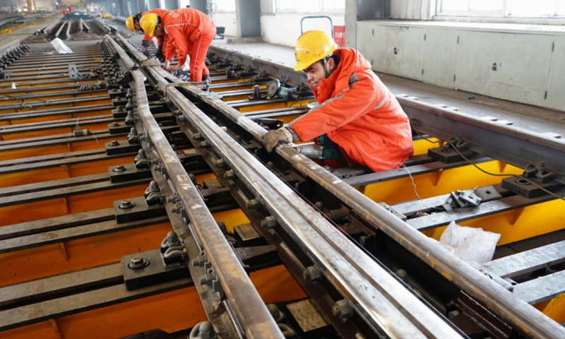 作為中國(guó)“鐵路道岔的故鄉(xiāng)”，中鐵山橋自主研發(fā)的道岔平面設(shè)計(jì)軟件、三維參數(shù)化設(shè)計(jì)系統(tǒng)等突破了傳統(tǒng)設(shè)計(jì)模式，成功研制出中國(guó)第一批時(shí)速160公里至350公里的準(zhǔn)高速和高速道岔，走在世界前列。（新華社記者 楊世堯 攝）