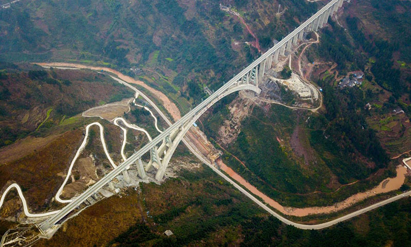 經過5年多艱苦建設，世界首例“貫入式大體積嵌巖拱座基礎”大橋——夜郎河特大橋近日落成，與即將開通的渝貴鐵路一起進入檢測試運行階段。（新華社記者 劉潺 攝）