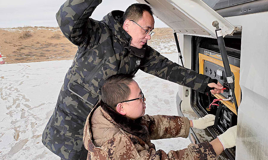 日前，兵器裝備集團(tuán)所屬望江工業(yè)和清華大學(xué)聯(lián)合在冰天雪地里開展了某科研項(xiàng)目驗(yàn)證試驗(yàn)。為確保驗(yàn)證試驗(yàn)進(jìn)度，在攝氏零下20多度的氣溫下，參與技術(shù)研發(fā)、交驗(yàn)保障的人員仍堅(jiān)守崗位，認(rèn)真開展戶外驗(yàn)證試驗(yàn)。雖然天氣嚴(yán)寒，但大家卻期待氣溫能夠再低些，以取得更精確的數(shù)據(jù)。（范穎 攝）