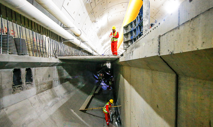 由于盾構(gòu)段采用管片拼接的特殊性，為了確保后期側(cè)墻龍骨施工的準(zhǔn)確，該項(xiàng)目部在隧道東線西立面管片安裝90環(huán)位置處進(jìn)行了盾構(gòu)段龍骨骨架的試拼安裝。圖為穿黃隧道橫斷面施工。（范成濤 攝）