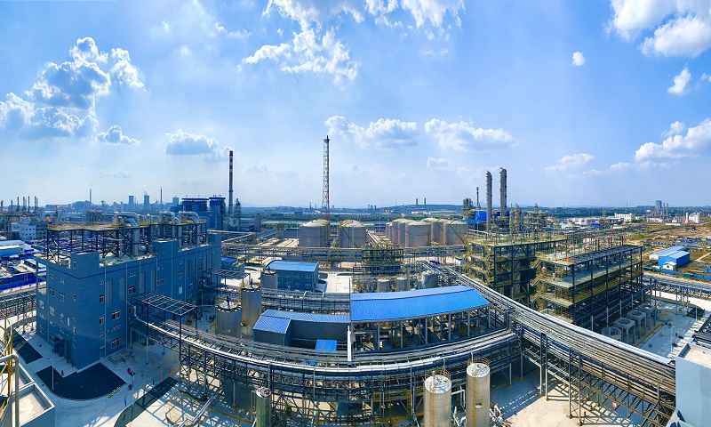 該項(xiàng)目是青島市重點(diǎn)項(xiàng)目，自2019年4月13日開工以來，通過各方共同努力，先后實(shí)現(xiàn)了大型設(shè)備吊裝就位、配電室送電、工藝管道安裝試壓、通過消防驗(yàn)收等多個(gè)里程碑節(jié)點(diǎn)，確保了裝置投料試車一次成功。圖為項(xiàng)目現(xiàn)場(chǎng)。