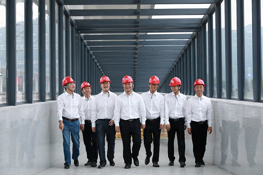 深化需求分析，落實(shí)項(xiàng)目客貨運(yùn)量，鐵四院針對(duì)衢寧鐵路所經(jīng)地區(qū)無大的經(jīng)濟(jì)據(jù)點(diǎn)的情況，將寧德地區(qū)及寧德港作為研究重點(diǎn)，對(duì)大宗運(yùn)量進(jìn)行了針對(duì)性分析；系統(tǒng)開展主要技術(shù)標(biāo)準(zhǔn)研究，速度目標(biāo)值研究了120公里/小時(shí)、160公里/小時(shí)及120公里/小時(shí)和160公里/小時(shí)分路段組合方案，經(jīng)技術(shù)經(jīng)濟(jì)比選，推薦了節(jié)時(shí)效果明顯、與相鄰路網(wǎng)相匹配、符合本線功能定位的160公里/小時(shí)方案。