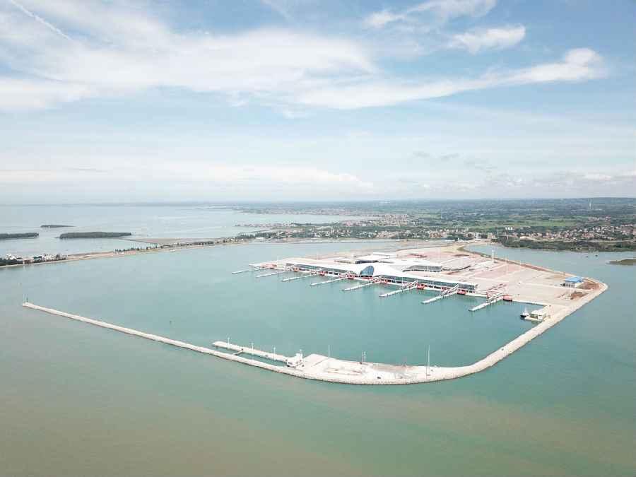 徐聞港位于湛江市徐聞縣南山鎮，共建設16個5千噸級客貨滾裝泊位和1個5千噸級危險品專用滾裝泊位，配套建設防波堤、航道、危險品檢測站、綜合交通樞紐等設施，項目設計車輛年通過能力320萬輛次，旅客年通過能力1728萬人次。