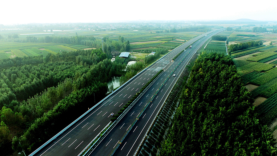 項目積極推廣應(yīng)用“四新”技術(shù)，在全國首次采用六排放標準的單發(fā)、無級變速干式吸塵車，在節(jié)省燃油的同時，一次性清掃達到最佳效果。瀝青面層施工中采用SP1860-3超大型抗離析攤鋪機進行一次性全斷面攤鋪，解決了傳統(tǒng)作業(yè)方式可能產(chǎn)生的縱向接縫、平整度不均等問題，整體施工效率顯著提升，降低了施工成本。圖為通行后的京滬高速公路蘭陵段。