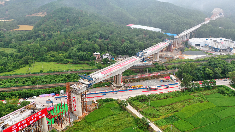 9月11日凌晨，經(jīng)過50分鐘的空中旋轉(zhuǎn)，由中國鐵建所屬鐵四院設(shè)計、中鐵二十五局施工的柳城東江特大橋跨京九鐵路轉(zhuǎn)體連續(xù)梁成功“轉(zhuǎn)身”，宣告贛深全線所有上跨既有線的轉(zhuǎn)體施工“完美收官”。圖為橋梁完成轉(zhuǎn)體精準(zhǔn)對接。（陳浩 攝）