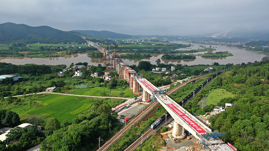 嶺南晨曦里，兩片巨型梁體在千斤頂?shù)睦瓌酉麻_始逆時針旋轉(zhuǎn)，在施工過程中，中鐵二十五局技術(shù)人員布置轉(zhuǎn)體裝置，實時動態(tài)監(jiān)控動力系統(tǒng)運行情況、轉(zhuǎn)盤轉(zhuǎn)過的刻度，每轉(zhuǎn)5度報告轉(zhuǎn)體進(jìn)度、應(yīng)力變化等情況。圖為橋梁完成轉(zhuǎn)體精準(zhǔn)對接。（陳浩 攝）