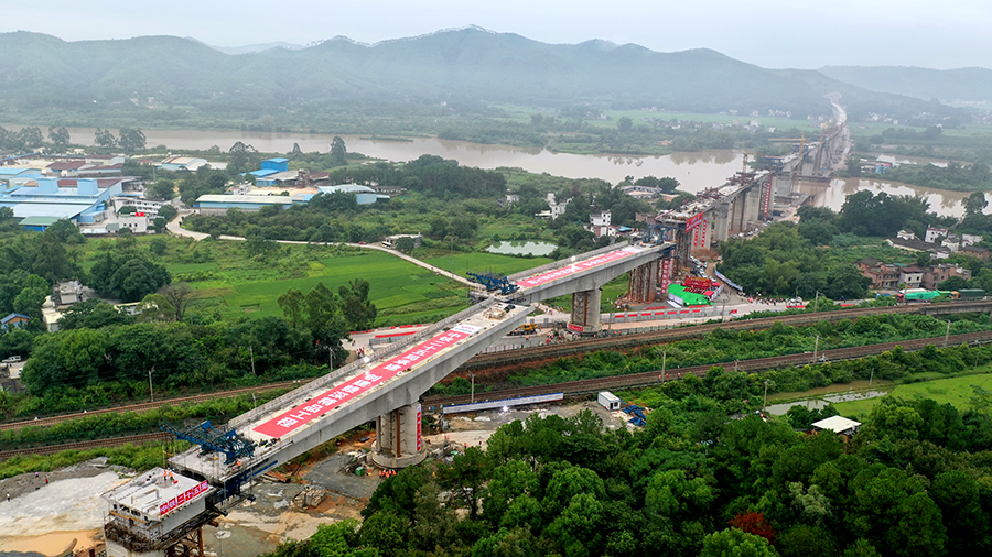 測量人員在轉(zhuǎn)體兩端各設(shè)置3個測量點，采用全站儀時刻觀測橋面轉(zhuǎn)體中線，保證轉(zhuǎn)體就位后中線控制在設(shè)計要求范圍內(nèi)，確保安全、精確地完成轉(zhuǎn)體施工。圖為轉(zhuǎn)體施工進(jìn)行中。（陳浩 攝）
