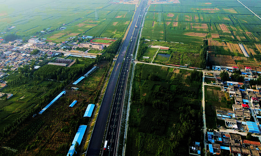 近日，由中國鐵建所屬中鐵十四局三公司承建的京滬高速公路改擴建工程蘭陵段左幅全線交工通車，山東省即將迎來第三條雙向八車道高速公路。京滬高速公路萊蕪至臨沂（魯蘇界）段改擴建工程線路全長232.19公里，采用雙向八車道高速公路技術標準改擴建，計劃2020年底建成通車。圖為左幅通車的京滬高速公路改擴建工程蘭陵段。