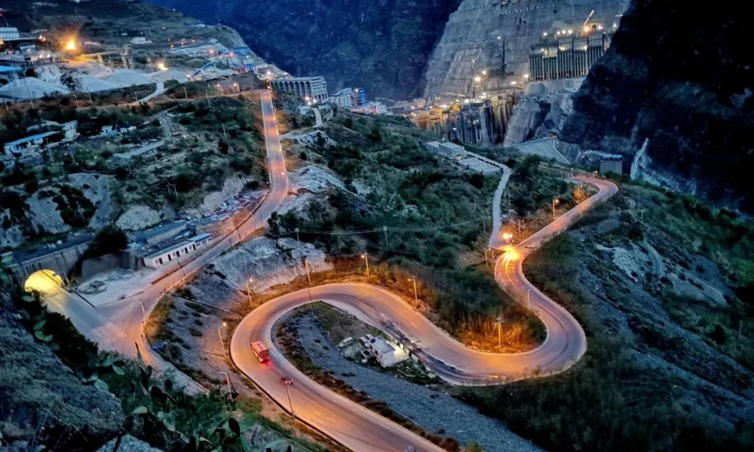 圖為建設(shè)中的白鶴灘。（長(zhǎng)江電力白鶴灘 王艷萍 攝）