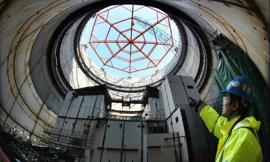 安全殼頂封頭類似蛛網的構造，跨度大、安全可靠。