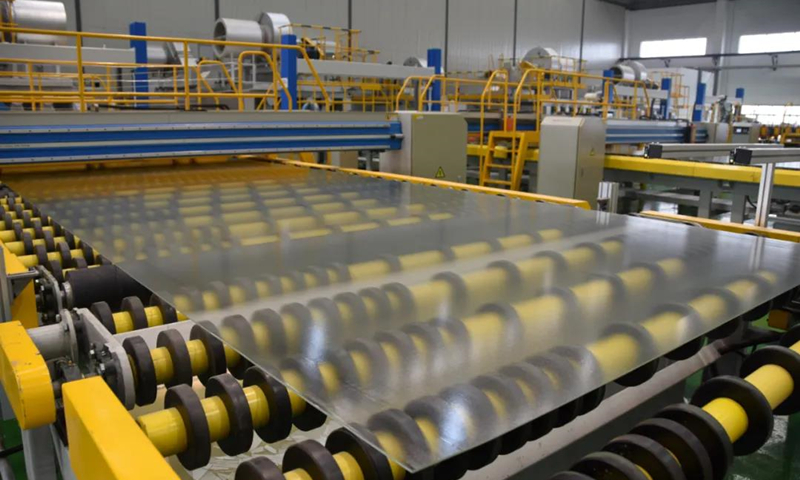 今年上半年，中國(guó)電子旗下彩虹新能源薄型光伏玻璃產(chǎn)品累計(jì)產(chǎn)量同比上升264%，銷量同比上升333%，占整個(gè)光伏玻璃銷量近20%。未來，彩虹新能源將繼續(xù)通過實(shí)施新建太陽能光伏玻璃產(chǎn)線項(xiàng)目，對(duì)原有生產(chǎn)線全面實(shí)施薄型化技術(shù)升級(jí)改造，提高薄型光伏玻璃產(chǎn)能占比至80%以上，提升用戶響應(yīng)速度、服務(wù)質(zhì)量、市場(chǎng)占有率等。