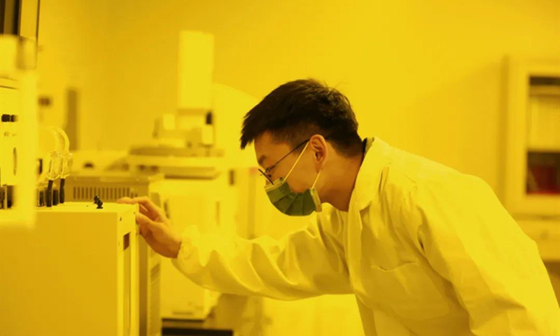 彩虹新能源快速推進(jìn)光伏玻璃薄型化量產(chǎn)開發(fā)，實(shí)施《2.0mm及以下薄型光伏玻璃技術(shù)開發(fā)及量產(chǎn)》《薄型光伏玻璃打孔、絲印、鋼化技術(shù)開發(fā)及產(chǎn)業(yè)化》等多項(xiàng)涉及光伏玻璃薄型化升級(jí)項(xiàng)目，薄型光伏玻璃量產(chǎn)開發(fā)取得重大突破，產(chǎn)品通過國(guó)內(nèi)前十大用戶認(rèn)證，并已向主流客戶實(shí)現(xiàn)批量銷售，產(chǎn)銷量大幅上升。