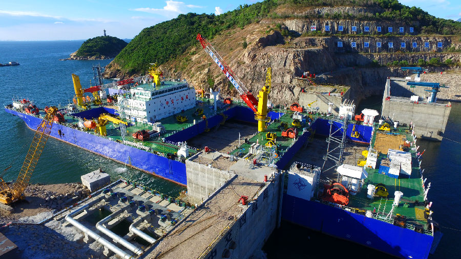 深中通道海底隧道部分是世界首例雙向八車道鋼殼海底沉管隧道，E2管節(jié)為首個標準管節(jié)，長165米，寬46米，高10.6米，重約7.7萬噸。比不久前完成安裝的E1管節(jié)比41.5米、重量超出2萬噸。標準管節(jié)E2在施工工藝、安裝條件等方面面臨多個“第一次”：為保證作業(yè)安全，中交集團所屬中交一航局科研團隊對E2管節(jié)與一體船的連接進行重新核算。圖為施工現(xiàn)場。