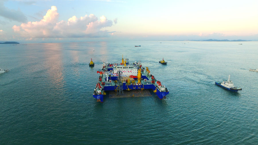 受系泊錨漂影響，一體船需在距對接端50米處進行180度轉(zhuǎn)向，首次船艉對接無經(jīng)驗可參考。圖為施工現(xiàn)場。