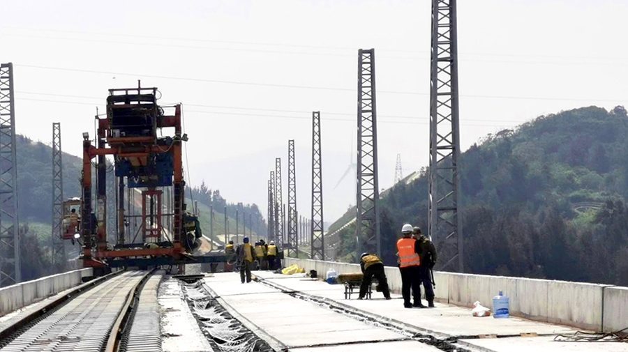 圖為全線鐵路長軌鋪設即將收官。