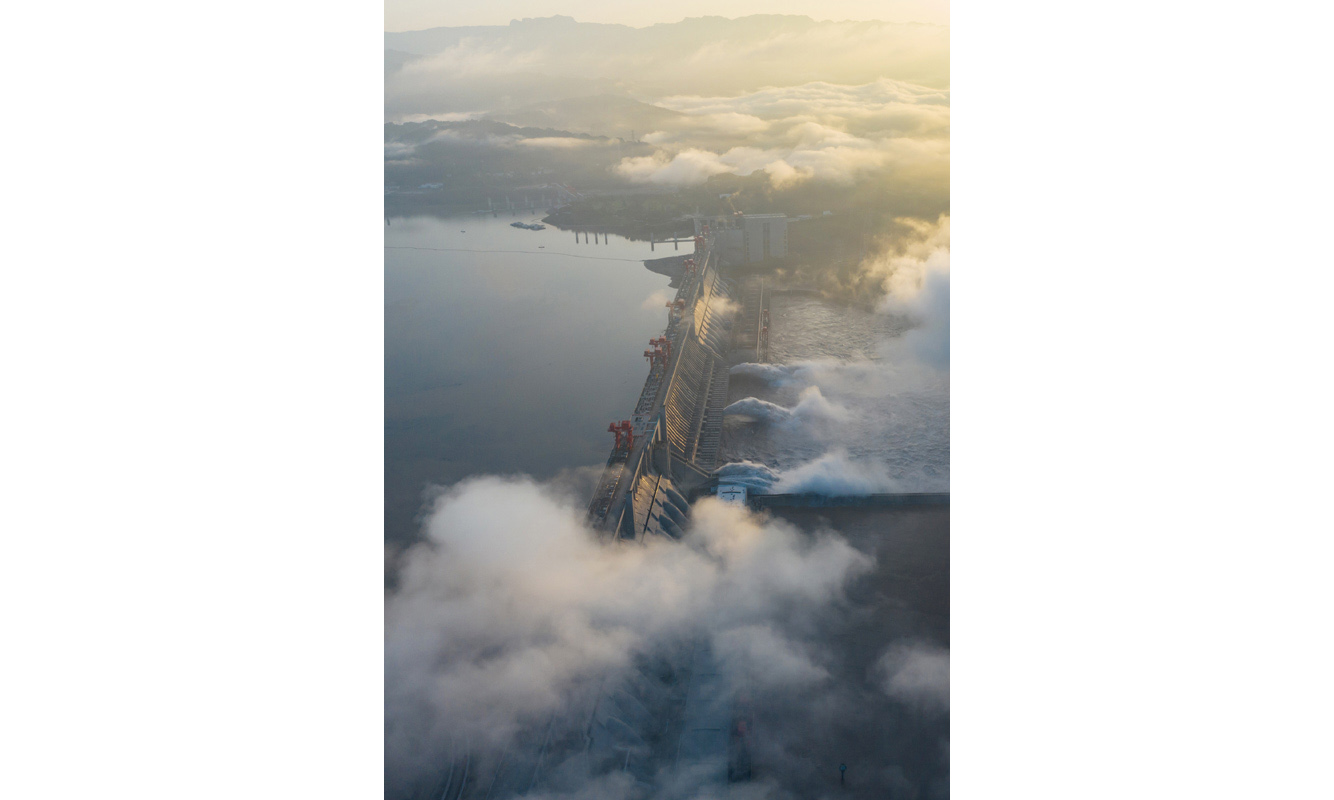 圖為7月27日，長(zhǎng)江三峽樞紐工程開啟泄洪深孔泄洪。新華社發(fā)（鄭家裕 攝）