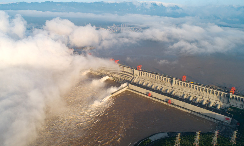 圖為7月27日，長(zhǎng)江三峽樞紐工程開啟泄洪深孔泄洪。新華社發(fā)（鄭家裕 攝）