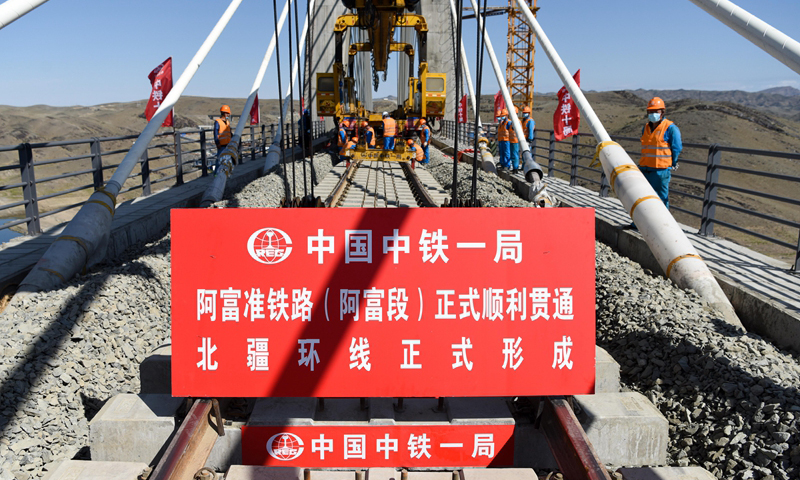 圖為7月2日，中鐵一局的施工人員在阿富準(zhǔn)鐵路阿勒泰至富蘊段進行鋪軌作業(yè)。（新華社記者 丁磊 攝）