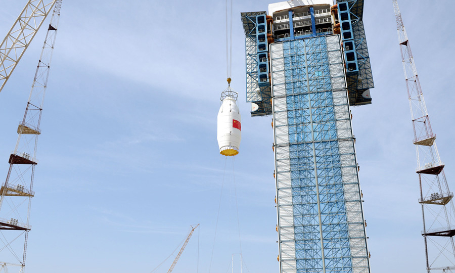 高分辨率多模綜合成像衛星是我國首顆民用分辨率達到亞米級、同時具有多種敏捷成像模式的光學遙感衛星，將主要用于獲取我國國土及周邊區域高分辨率圖像。衛星主要服務于自然資源、減災與應急、農業農村、生態環境、住建、林業和草原等行業，將打破目前國際商業遙感衛星公司對于亞米級分辨率遙感圖像市場的壟斷局面。圖為吊裝星罩組合體。（鞠明君 攝）