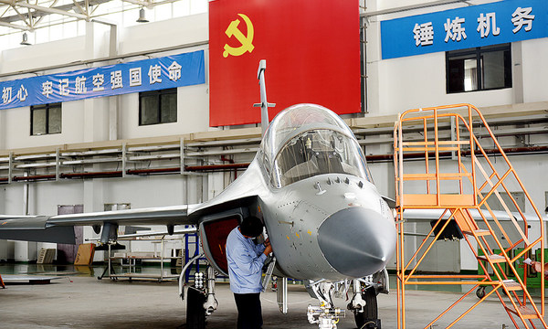 火熱六月天，正值奮進(jìn)時(shí)。航空工業(yè)各單位將全國兩會(huì)精神持續(xù)貫徹落實(shí)到完成科研生產(chǎn)任務(wù)目標(biāo)的實(shí)際行動(dòng)中，以一系列高效措施激發(fā)全體干部職工奮力拼搏，確?！半p過半”目標(biāo)的實(shí)現(xiàn)。近日，航空工業(yè)洪都洪都上下在夯實(shí)技術(shù)質(zhì)量的基礎(chǔ)上，采取超常措施，進(jìn)一步為生產(chǎn)交付提供強(qiáng)力支撐，生產(chǎn)交付更是創(chuàng)新方式方法，率先在外貿(mào)飛機(jī)工作中開展了異地遠(yuǎn)程“云”驗(yàn)收，科學(xué)解決了延誤生產(chǎn)進(jìn)度的瓶頸問題。