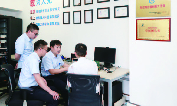 近日，航空工業(yè)上電所孫紅偉勞模創(chuàng)新工作室里熱火朝天、干勁十足。孫紅偉帶領(lǐng)團隊聚焦航空智能處理平臺發(fā)展方向，著眼新一代圖像顯控處理系統(tǒng)的架構(gòu)設(shè)計，持續(xù)加強前沿技術(shù)研究的協(xié)同創(chuàng)新體系和能力建設(shè)，向創(chuàng)新要效益、按節(jié)點高質(zhì)高效地完成項目研制任務(wù)。