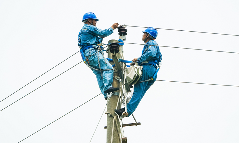 近日，受到極端天氣影響，桂山島10千伏供電設(shè)備突發(fā)故障，南方電網(wǎng)廣東珠海香洲供電局生產(chǎn)計(jì)劃黨支部迅速組織黨員趕往故障現(xiàn)場(chǎng)，制定搶修方案，根據(jù)現(xiàn)場(chǎng)情況開(kāi)展修復(fù)工作。待海上風(fēng)浪減小后，珠海香洲局生產(chǎn)計(jì)劃部安排配電運(yùn)維三班黨員帶頭，在做好安全防護(hù)措施后，迅速更換受損設(shè)備，順利完成搶修任務(wù)，保障了桂山島的供電安全穩(wěn)定。