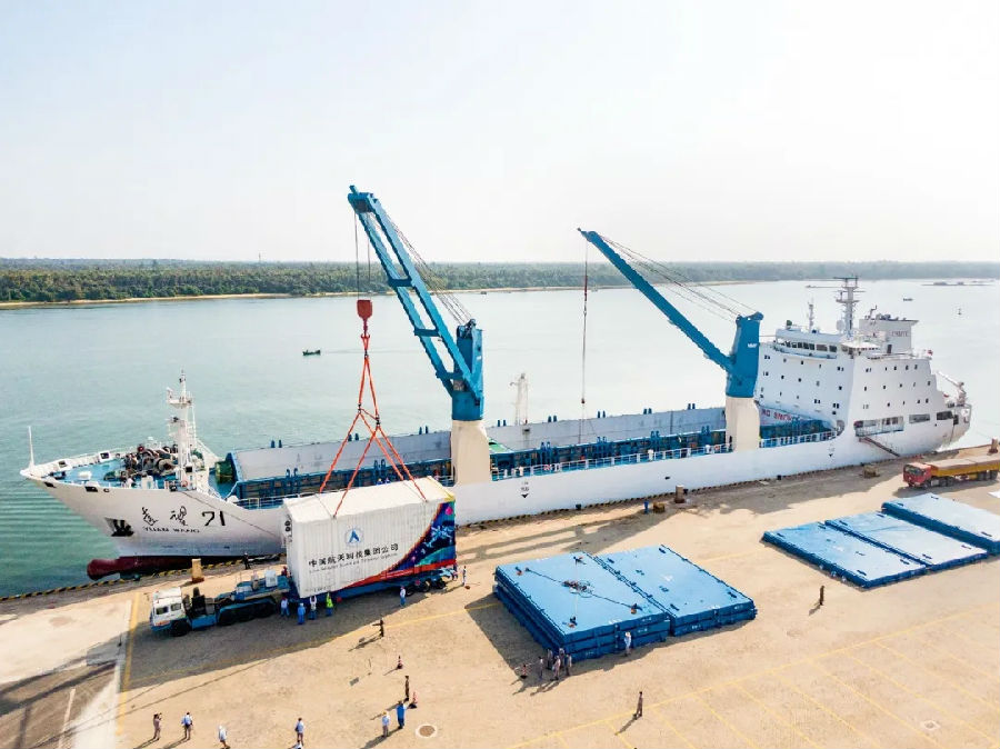 載有長五B火箭的船只?？课牟鍨懜?。（鄧燁晨 攝）