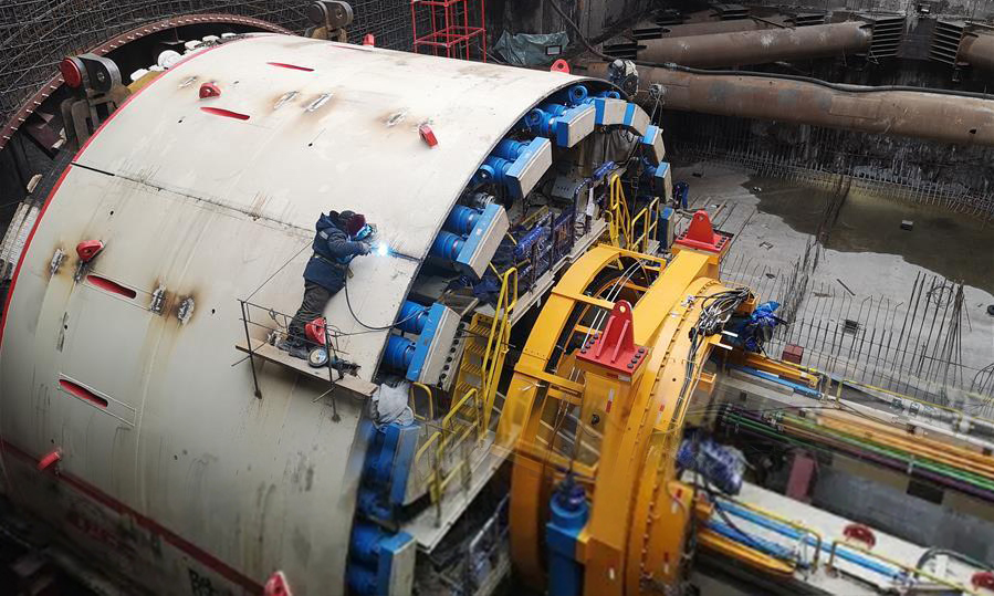 4月11日，在俄羅斯首都莫斯科，工作人員進(jìn)行盾構(gòu)機(jī)焊接。 新華社發(fā)