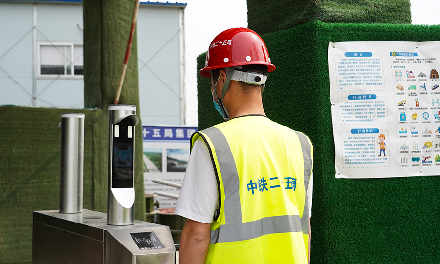 圖為作業人員“刷臉”上下班。（王云海 攝）