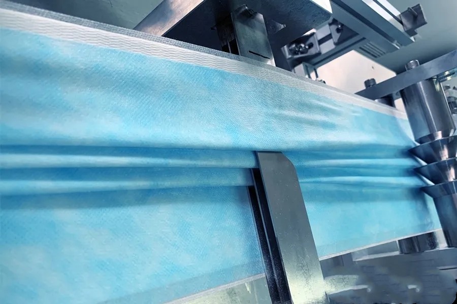 為了購(gòu)置口罩的“核心原料”——熔噴布，806所精細(xì)公司發(fā)動(dòng)全體職工四處奔忙尋找貨源，不僅買到了急需的原料，還為隨后持續(xù)生產(chǎn)做好了儲(chǔ)備。