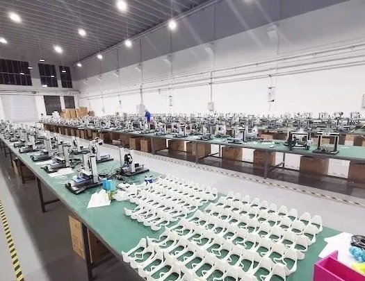 529廠星馳恒動(dòng)公司利用工業(yè)互聯(lián)網(wǎng)協(xié)同創(chuàng)新平臺(tái)，將線下各基地設(shè)備、耗材等資源整合到線上。結(jié)合3D打印智能工廠的地理位置、設(shè)備狀態(tài)、物料庫(kù)存、人員配置等信息，進(jìn)行高級(jí)計(jì)劃排產(chǎn)，實(shí)現(xiàn)生產(chǎn)任務(wù)與生產(chǎn)資源優(yōu)化整合。管理人員可遠(yuǎn)程實(shí)時(shí)監(jiān)控?cái)?shù)據(jù)、跟蹤設(shè)備、預(yù)測(cè)故障，實(shí)現(xiàn)設(shè)備網(wǎng)絡(luò)化與智能化管控，一大批護(hù)目鏡框迅速生產(chǎn)出來(lái)。交付組裝、送往抗疫一線。圖為3D打印設(shè)備群。