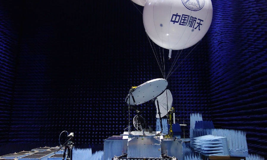 近日，風云三號降水星微波成像儀分系統順利完成與數傳中繼終端分系統的電磁兼容專項試驗。疫情期間，中國航天科技集團有限公司八院804所職工克服人手不足、測試項目繁多、精度要求高等困難，堅持“一人四小時”輪班制，精細策劃試驗項目，出色完成測試任務。最終，微波成像儀26個通道在96個工況下輸出穩定，抗干擾能力滿足系統要求，也充分驗證了微波成像儀的抗干擾能力，為型號正樣研制奠定了基礎。圖為風云三號衛星微波成像儀分系統進行電磁兼容試驗。（韓燦鋒/文 張陽/攝）