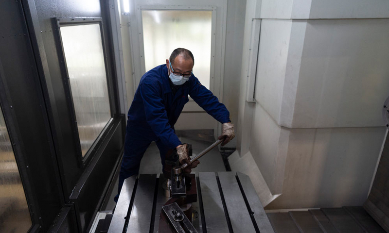 4月3日，工人在位于湖北襄陽的江山重工生產車間工作。新華社發（謝劍飛 攝）