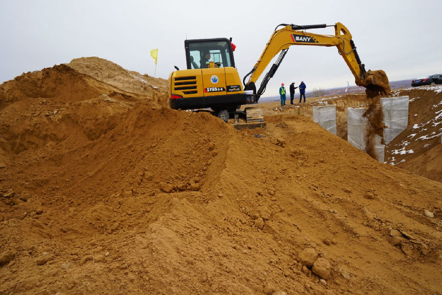 圖為山西電建的建設(shè)者正在施工，努力確保項(xiàng)目年內(nèi)并網(wǎng)發(fā)電。