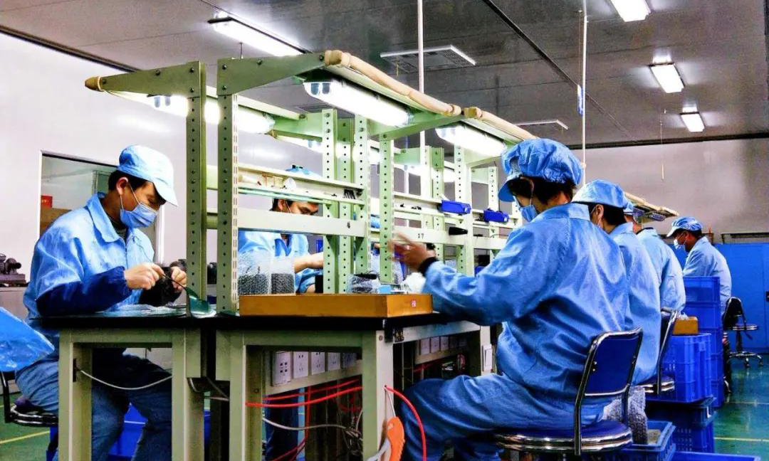 清風寄佳信，暖陽迎春歸！近日，兵器裝備集團的建設者同心協力戰疫情、保生產，這些動人瞬間值得被記錄。長江光電在保障員工健康安全的前提下，組織部分黨員、生產骨干有序復工復產，加班加點搶時間、保發貨。 