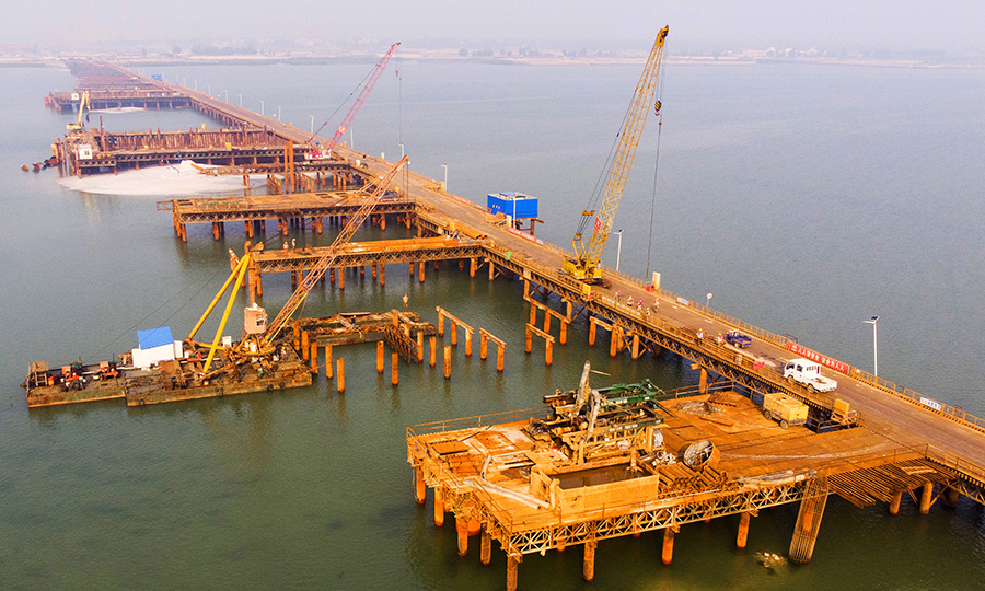 據了解，西村港跨海大橋建成后將連通北海市銀灘新城和海洋新城，對北海市建設國家海洋經濟創新發展示范城市具有重大意義。圖為跨海大橋正在施工。