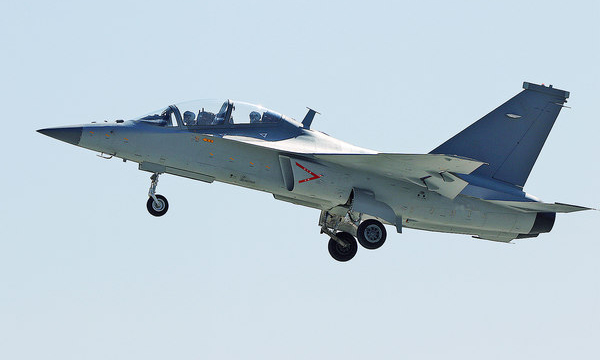 2月17日，兩名試飛員駕駛一架高教機騰空而起，直刺藍天，在飛行53分鐘后，平穩(wěn)降落在瑤湖機場，標志著航空工業(yè)洪都新春開飛取得圓滿成功。此次開飛累計試飛3架次，極大增強了洪都堅決打贏疫情防控阻擊戰(zhàn)和完成科研生產(chǎn)任務的信心和決心。