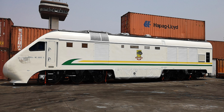 圖為落地港口的首臺(tái)內(nèi)燃動(dòng)車組車頭。