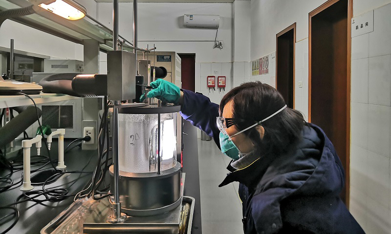 2020年1月24日除夕夜，為了確保武漢航空大動脈的安全，中國航油湖北分公司嚴把油品質量關，以更高標準、更嚴要求，確保萬無一失。圖為化驗室主任李軍莉除夕連夜化驗油品，這一晚她的愛人也奮戰堅守在特警抗疫值守一線。（何超逸 攝）