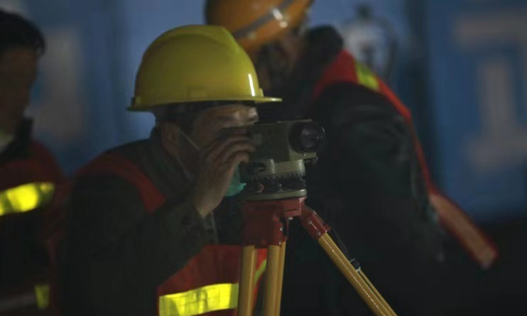 圖為現(xiàn)場施工人員在測量。