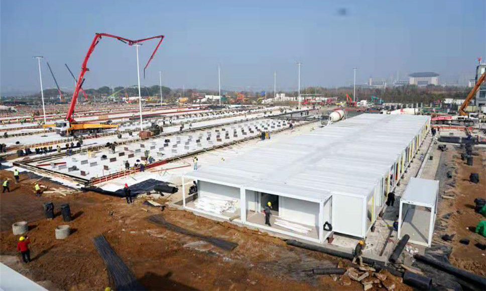 截至1月30日中午12時，中國建筑表示武漢雷神山醫院項目總體建設進度完成40％；武漢火神山醫院項目場地平整、砂石回填、HDPE膜鋪設全部完成。圖為隔離病房區箱式板房現場吊裝完成30間。