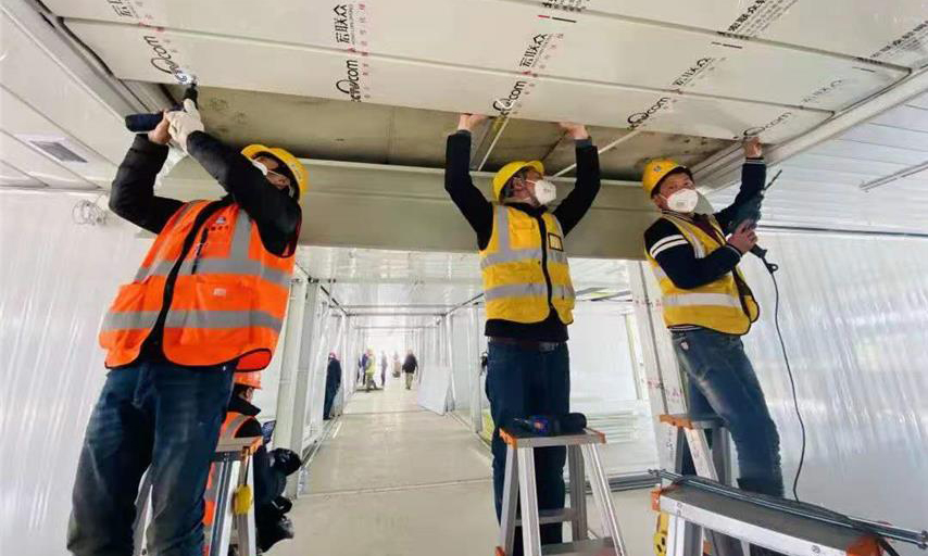 圖為火神山醫院住院樓橋架安裝現場。