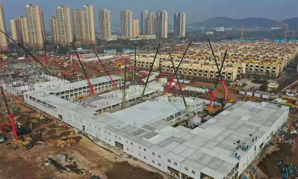 火神山醫院二號住院樓板房搭設完成85％，內部機電設備安裝工序全面展開。圖為施工現場。