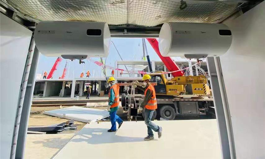 圖為火神山醫院熱水器安裝現場。