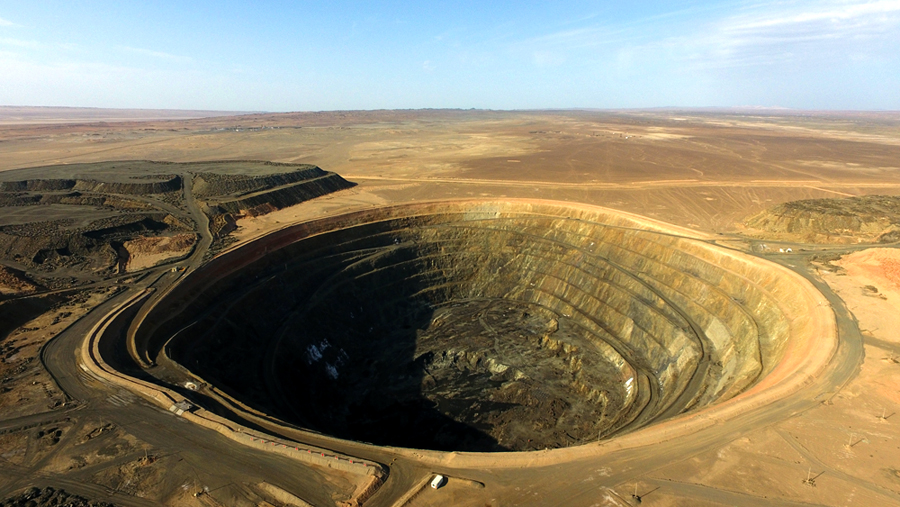 在該項目施工中，中鐵十九局礦業(yè)公司施工技術人員與沈陽建筑大學教授共同編制了全國首個超深礦坑回填恢復治理工法，校企合作再獲新成果。圖為中鐵十九局新疆磁海鐵礦生態(tài)環(huán)境治理恢復工程航拍。（馮宏超 攝）