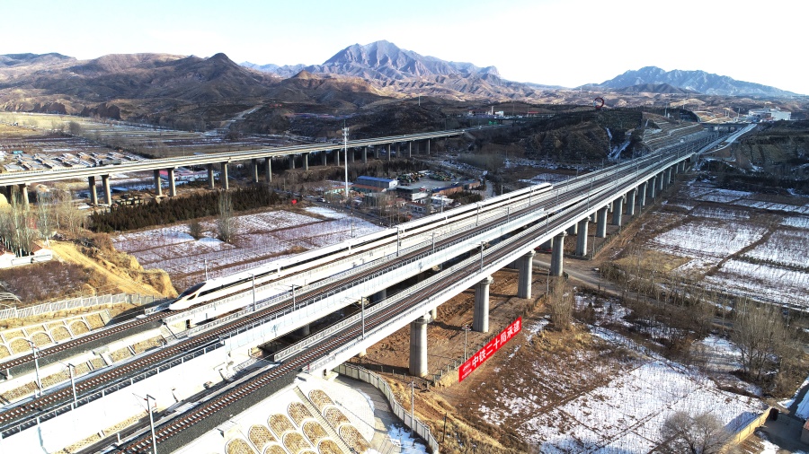 智能高鐵像離弦之箭穿越6020米清華園隧道。這座中國(guó)鐵建參建的北京最大直徑高鐵盾構(gòu)隧道，在全國(guó)大盾構(gòu)智能控制中心技術(shù)支持下，先后開(kāi)發(fā)了BIM管理系統(tǒng)、三維可視化平臺(tái)，通過(guò)大數(shù)據(jù)分析和云計(jì)算，微創(chuàng)手術(shù)式精準(zhǔn)作業(yè)，在人口稠密高風(fēng)險(xiǎn)區(qū)穿越3條地鐵線(xiàn)、6條市政主干道、88條市政管線(xiàn)和眾多古建筑，實(shí)現(xiàn)全程零沉降，為高鐵進(jìn)城和城市地下空間開(kāi)發(fā)提供了寶貴經(jīng)驗(yàn)。圖為首列G8811次復(fù)興號(hào)列車(chē)進(jìn)入崇禮鐵路運(yùn)營(yíng)時(shí)場(chǎng)景。（曲志忠 攝）