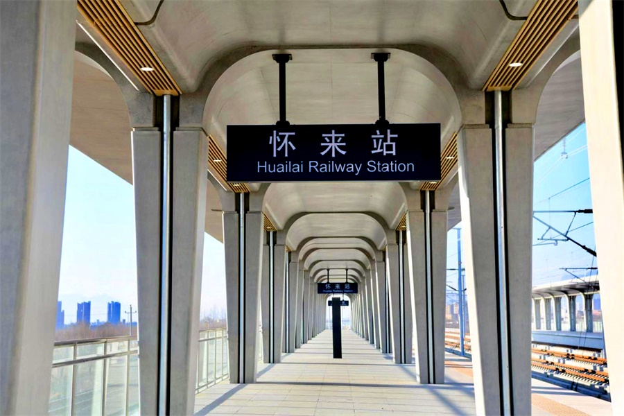 乘坐首趟列車(chē)的中國(guó)鐵建員工祖昕異常激動(dòng)，不時(shí)和家鄉(xiāng)——張家口尚義縣的親朋通過(guò)視頻分享此刻的心情。“坐上自己親手建設(shè)的高鐵回家鄉(xiāng)，我無(wú)比自豪。”他對(duì)記者說(shuō)，“我的家鄉(xiāng)是貧困地區(qū)，京張高鐵將為我們帶來(lái)更多發(fā)展機(jī)會(huì)，我和我的企業(yè)要修更多高鐵，讓更多人走出貧困。”圖為由中鐵建設(shè)承建的懷來(lái)站打造的全國(guó)首例雙柱多曲面不對(duì)稱(chēng)懸挑式飾面級(jí)清水混凝土雨棚柱實(shí)景圖。