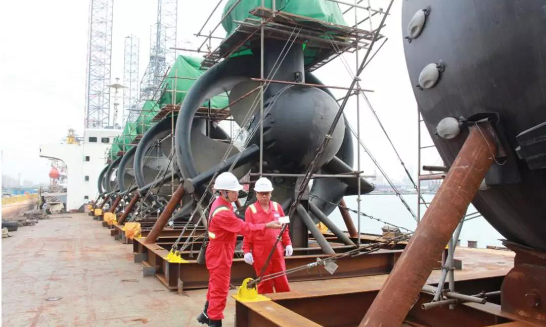 動(dòng)力定位系統(tǒng)開啟后，位置傳感器、風(fēng)傳感器、海流傳感器等儀器實(shí)時(shí)測(cè)得數(shù)據(jù)，并將數(shù)據(jù)傳輸給計(jì)算機(jī)，計(jì)算機(jī)進(jìn)行數(shù)據(jù)處理后向各推進(jìn)器發(fā)出指令，調(diào)整推力，確保平臺(tái)穩(wěn)定停留在預(yù)定位置。圖為海洋石油982建造期間待安裝的水下推進(jìn)器。